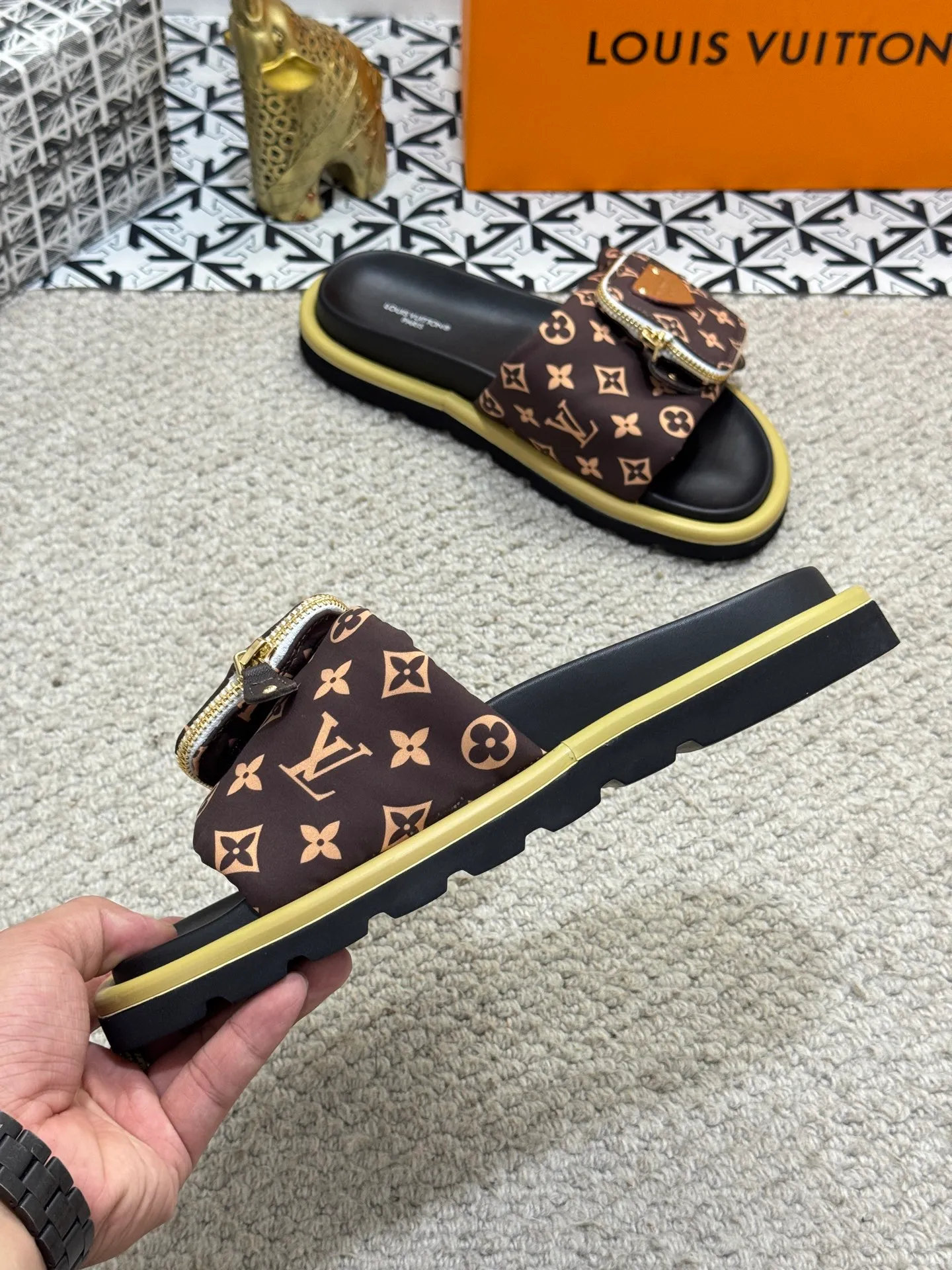 Men's shoes 💰400 [New style] 🦇🦇Top original order [Louis Vuitton] Couple style 👫Spring and summer style🎯🎯As an active family in the fashion industry ⭐ Lv is characterized by bold innovation ⚡Fabric down cloth🔥 Combined outsole, clean and tidy ⚡Fashionable and generous🌹Multiple colors available..Size: 36-44 (45 customized